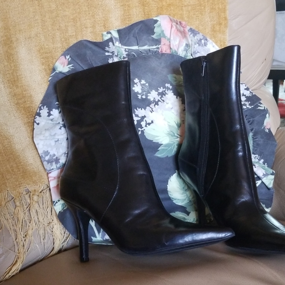 Boot - Picture 2 of 2